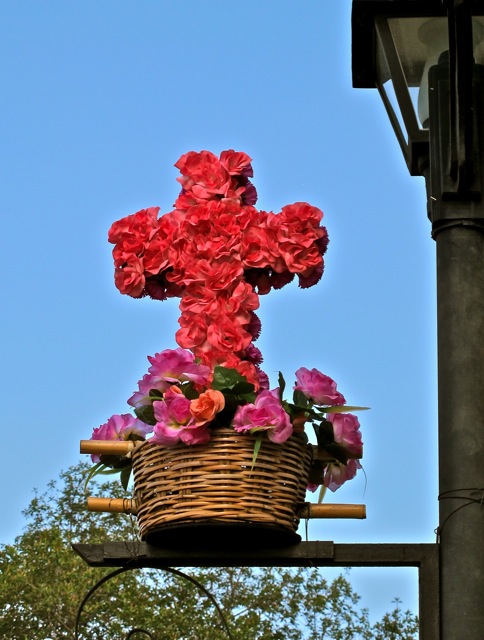 Cross of flowers extending from a lamp post
