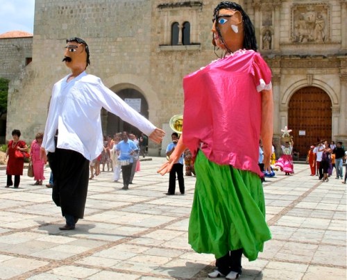 Male and female giant puppets (monos)