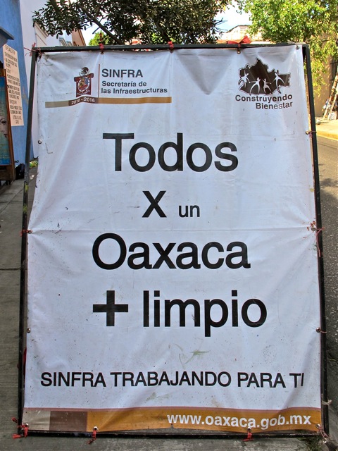 Sign on street:  "Todos x un Oaxaca + limpio"