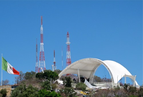 Guelaguetza auditorium without the wings; Mexican flag on the left.
