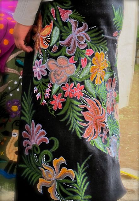 Black skirt embroidered on the diagonal with flowers