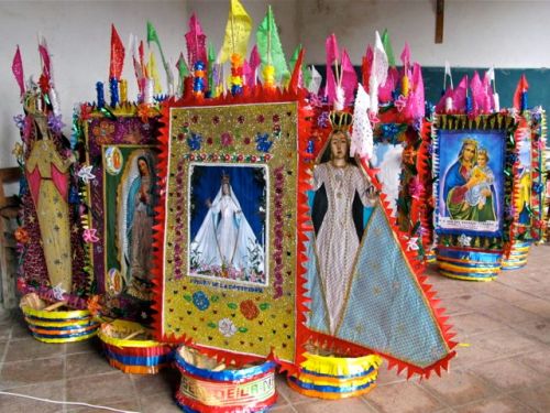 Canastas with images of the Virgen Mary lined up.