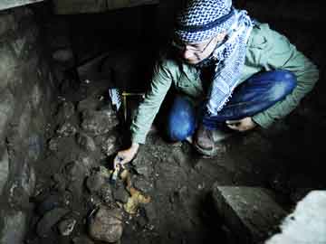 Burial_and_offering Archaeologist in Zapotec tomb