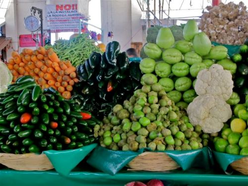 Vegetables mounded in mercado