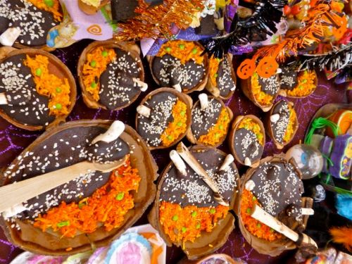 P1010090 Tiny plates of ceramic mole and arroz