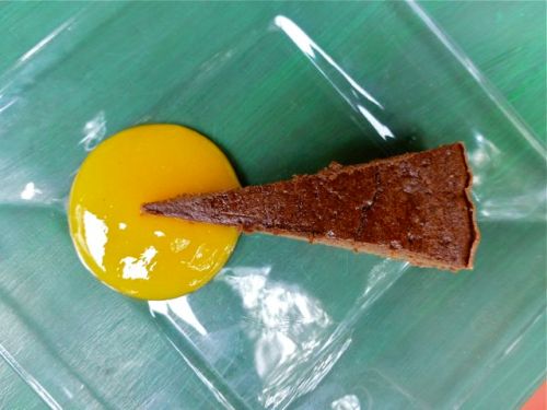 Pastel de Chocolate Oaxaca con Coulis de Mango