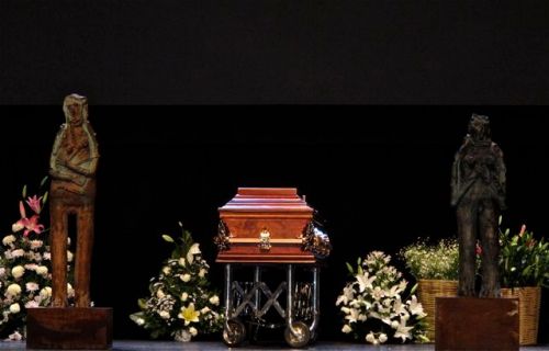 Casket of Alejandro Santiago on the stage of Teatro Macedonio Alcalá