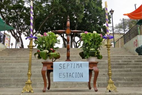 Septima Estacion - altar on outside stairs