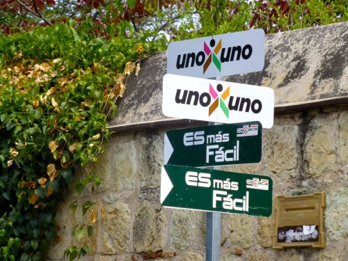 Street signs: uno x uno; es más fácil.