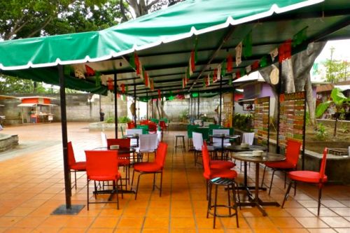 Neveria decorated with green, white, and red