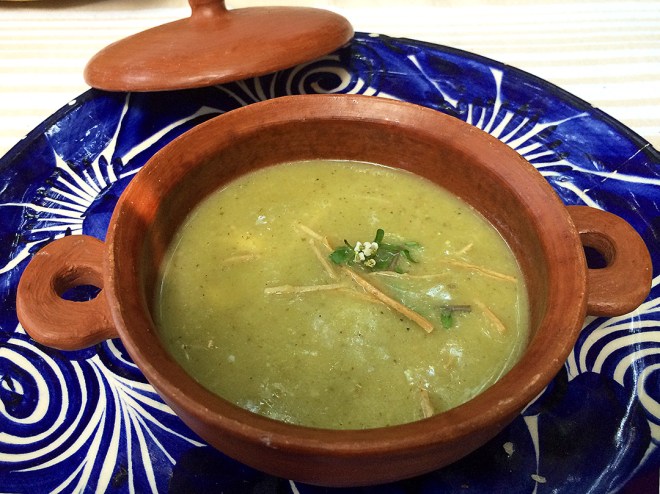Sopa de tortilla de tomate de milpa (Tortilla soup with tomatillos and little balls of quesillo)