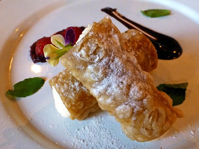 Gaznates rellenos de mouse de almendra con salsa de chocolate amargo (Cannoli stuffed with almond mousse with dark chocolate sauce)