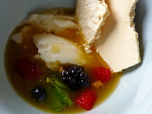 Sopa fría de durazno, espumoso, merengue y yogurt (Chilled peach soup, fresh fruit, meringue wafers and frozen yogurt)