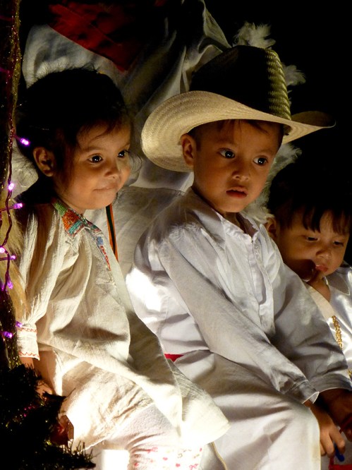 Nochebuena angels on a float in the zócalo.