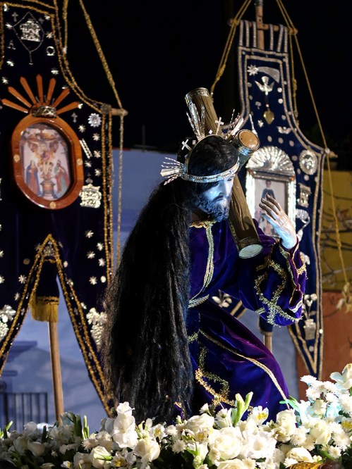 Jesus image carrying cross